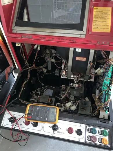 Nintendo Red Tent auf der Werkbank, geöffnet