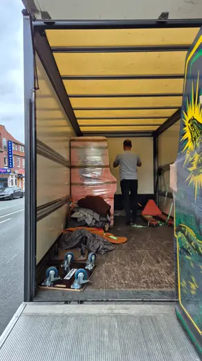Automaten werden auf einen Lkw verladen