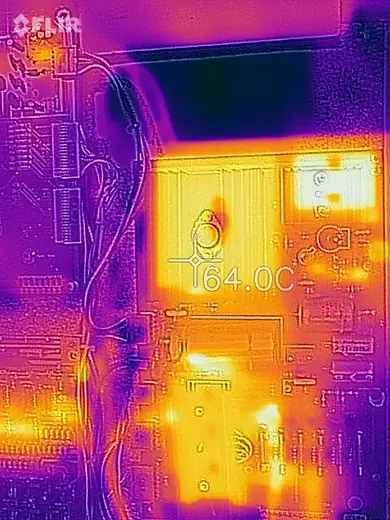 Wärmebildaufnahme eines Boards mit 64 Grad